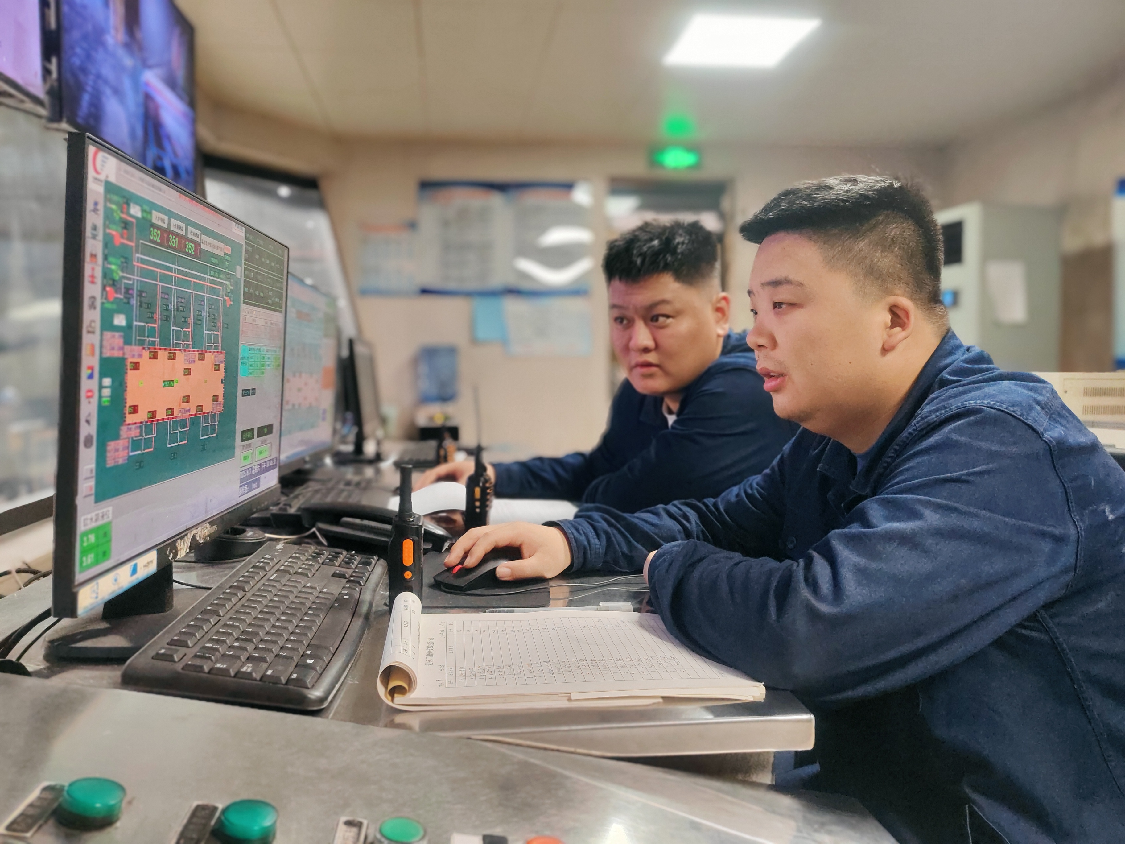 師徒相授 滿腔赤誠鑄鋼魂 師徒相授 滿腔赤誠鑄鋼魂